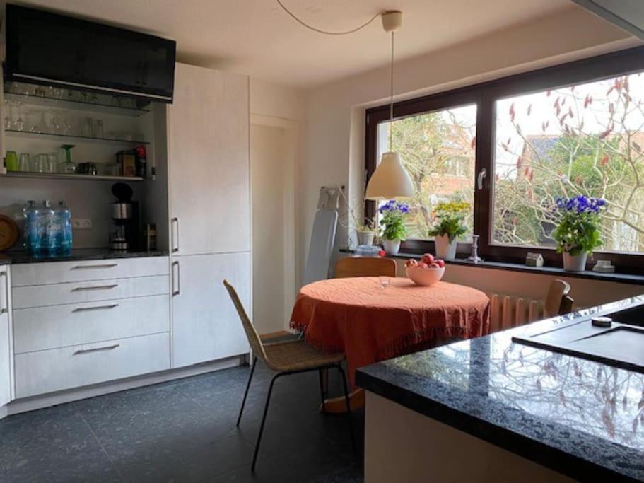 שטראלסונד Geraeumiges 120M² Haus Mit Garten + Stellplatz מראה חיצוני תמונה